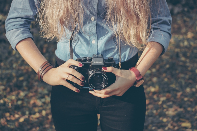 photographe-GRASSE-min_hand-person-girl-woman-camera-photography-614-pxhere.com